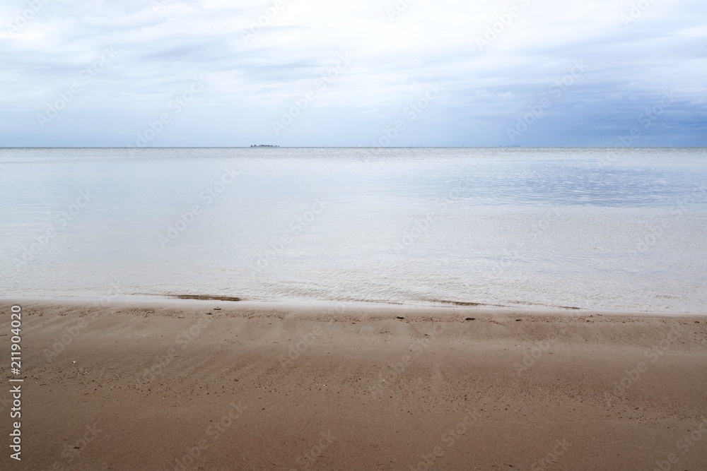 The horizon line is the sky, the sea, the beach of sand.