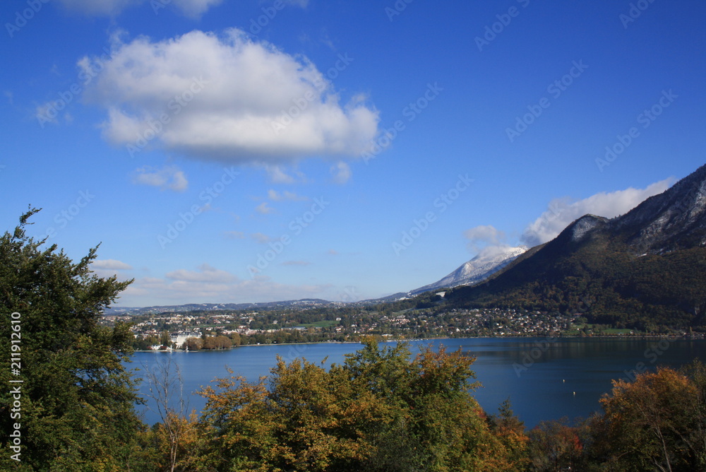 Naklejka premium Blick über den See mit Bergen