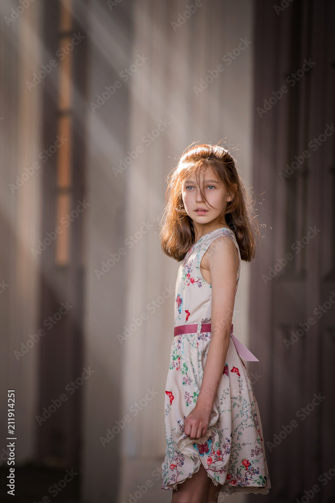 Fototapeta premium Девочка оглядывается