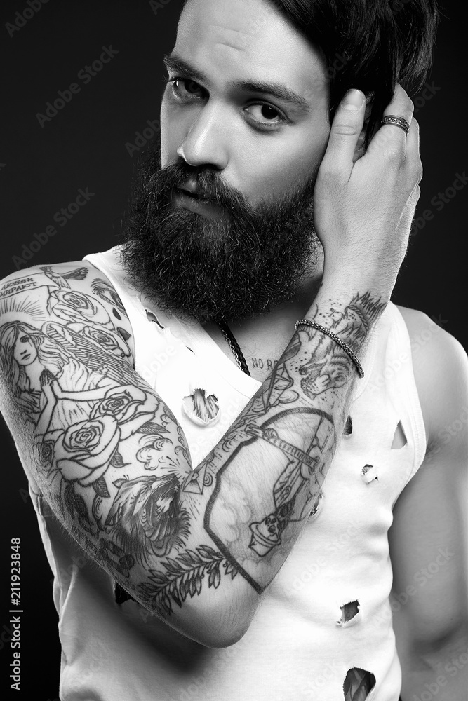 Obraz premium handsome man with beard and tattoo
