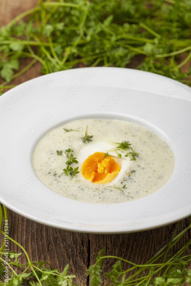 frischen Kerbelsuppe in einem Suppenteller auf Holz frischen Kerbelsuppe in einem Suppenteller auf Holz