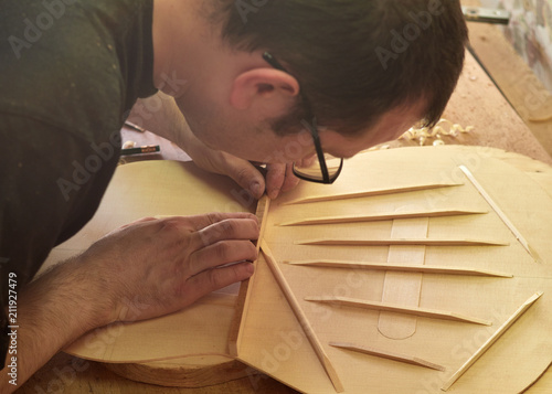 Lautner makes a classic guitar. Luthier gives a chamfered shape to the brace.