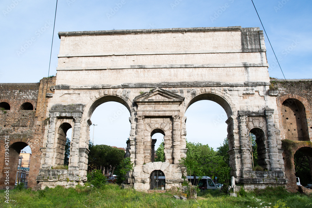 ローマ市内の古代遺跡（イタリア）　マッジョーレ門