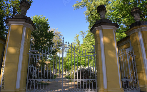 Schmiedeeisernes Tor mit steinernen Pfosten zum Schlosspark von Schloss Neschwitz photo