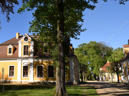 Pavillons am Weg im Schlossgarten von Schloss Neschwitz photo