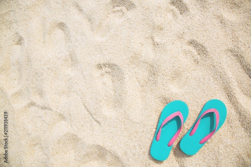 фотографія sea on the beach Footprint  people on the sand and slipper of feet in sandals shoes on beach sands background