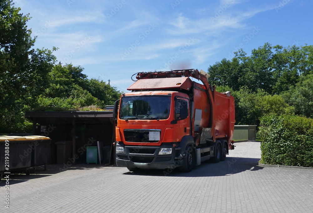 Recycling vehicle at work
Recycling vehicle, truck, a heavy commercial vehicle at work

Recycling-Fahrzeug, Lastkraftwagen, ein schweres Nutzfahrzeug bei der Arbeit