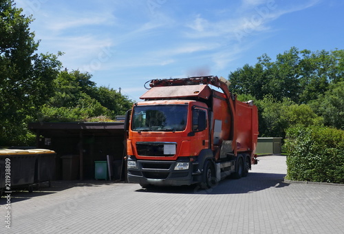 Recycling vehicle at work
Recycling vehicle, truck, a heavy commercial vehicle at work

Recycling-Fahrzeug, Lastkraftwagen, ein schweres Nutzfahrzeug bei der Arbeit
