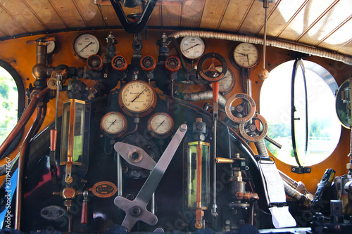 Cabina di una vecchia locomotiva a vapore photo