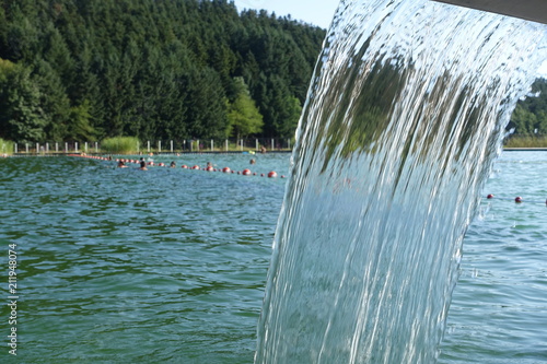 Cascade sur piscine biologique