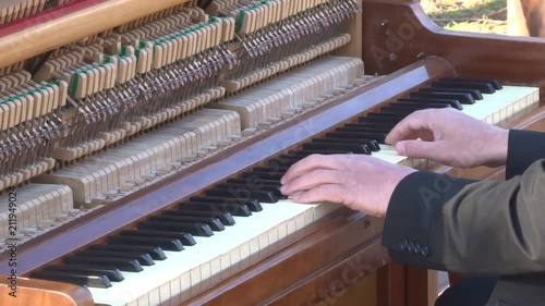 Playing the piano with an open mechanism