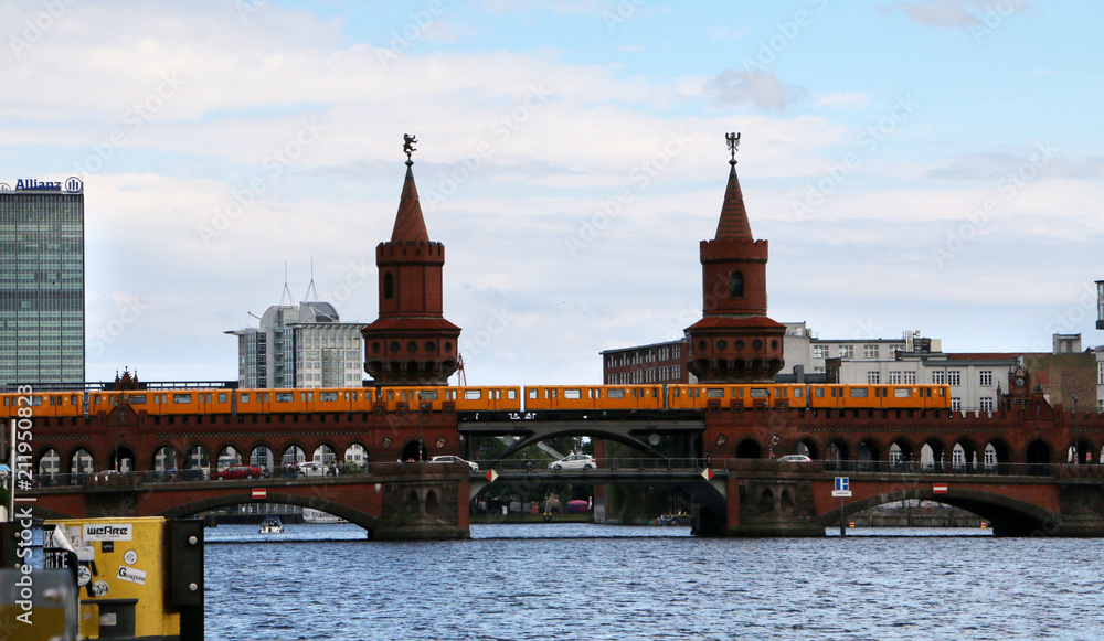 Fototapeta premium puente rojo en berlin