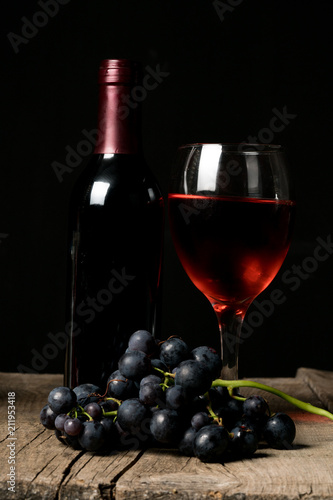 Kırmızı şarap ve siyah üzüm
