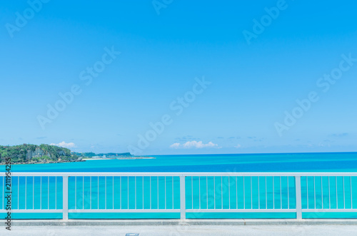 夏真っ盛り 沖縄の青い空とエメラルドグリーンの海