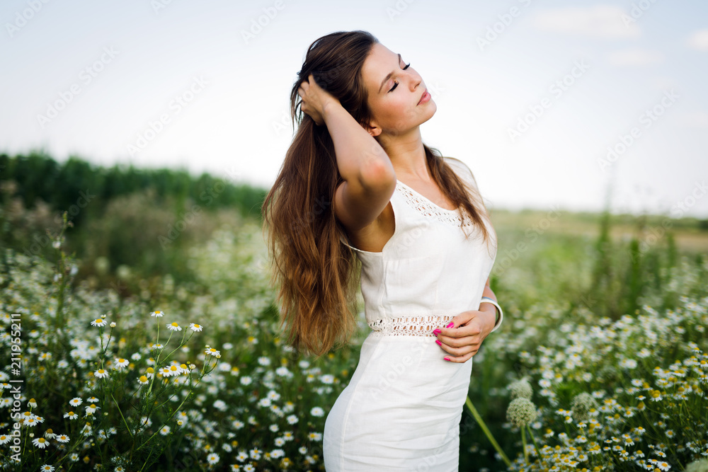 Naklejka premium Young beautiful woman spending time in nature