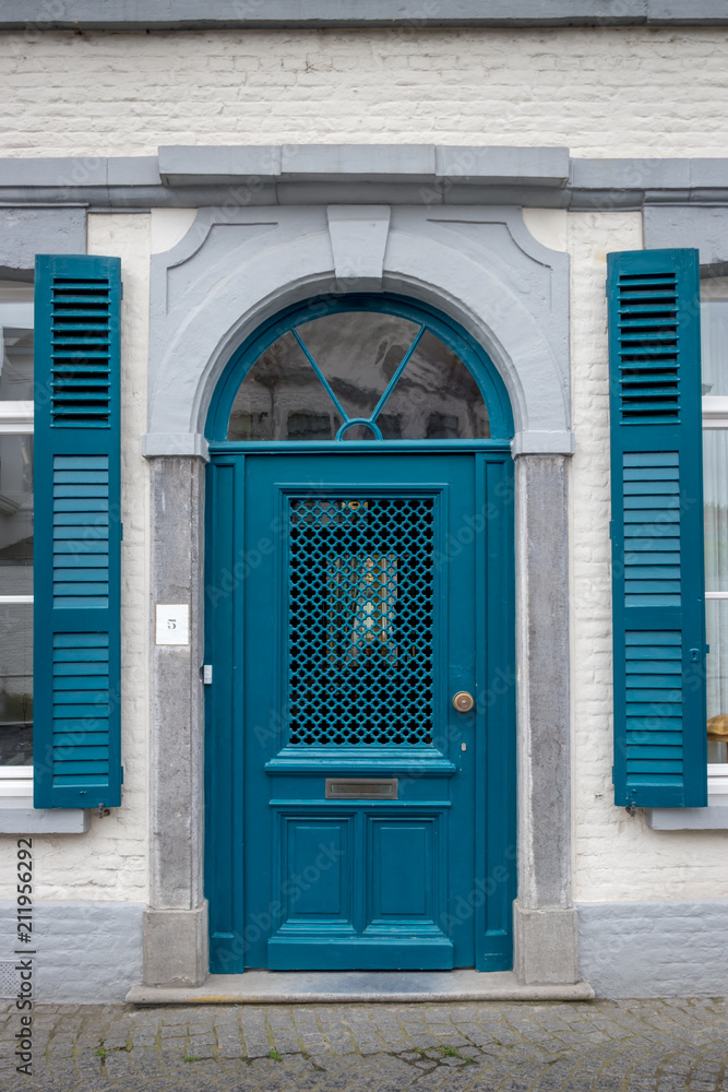Blaue Tür mit Fensterläden in Brügge, Belgien, Europa