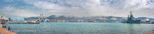 Набережная в городе Новороссийск, Россия. Панорамный вид на морской порт с набережной в городе Новороссийск
