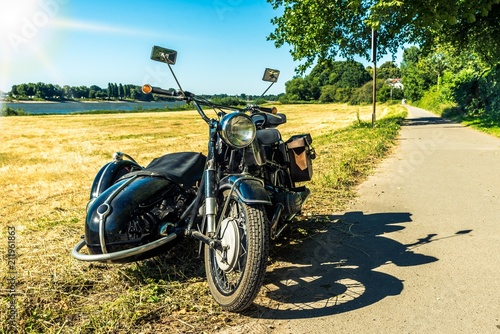 Fototapeta Naklejka Na Ścianę i Meble -  Motorrad mit Seitenwagen auf Feldweg