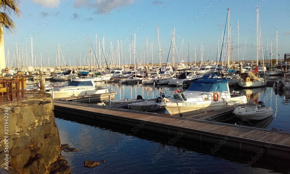 Barcos atracados en la marina