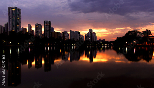 Obraz na płótnie Sunset downtown lake water reflection city skyline purple blue orange sky anoite