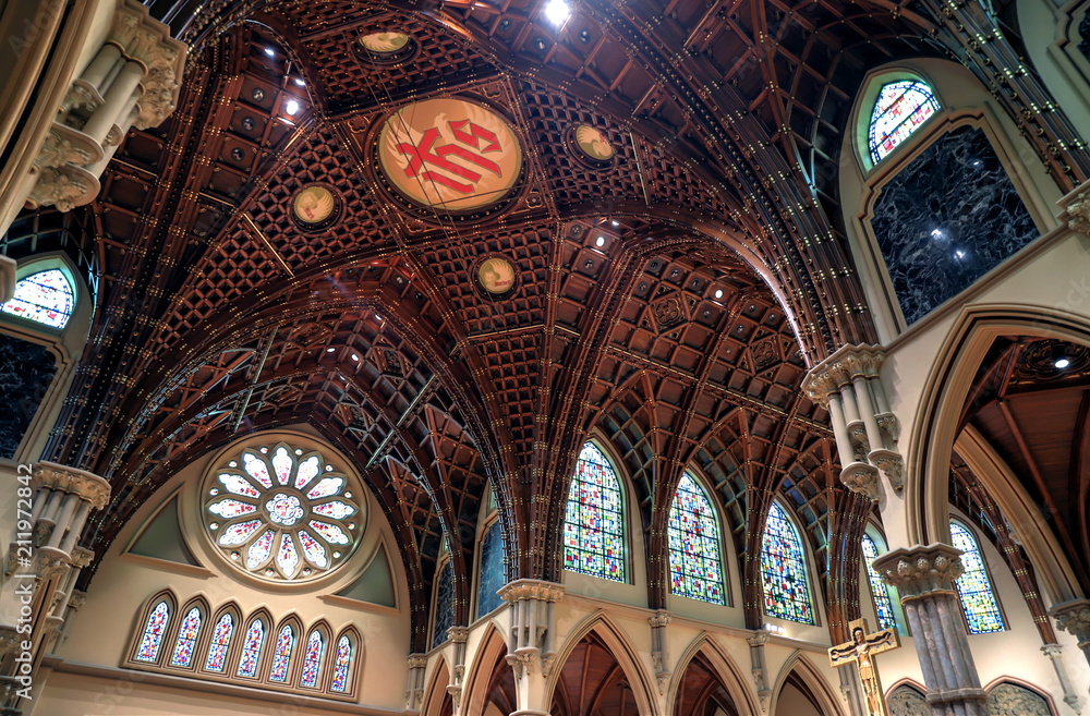 Obraz premium Chicago, Illinois, USA - June 22nd, 2018. The Holy Name Cathedral in Chicago, Illinois. It is the seat of the Archdiocese of Chicago, one of the largest Roman Catholic dioceses in the United States.