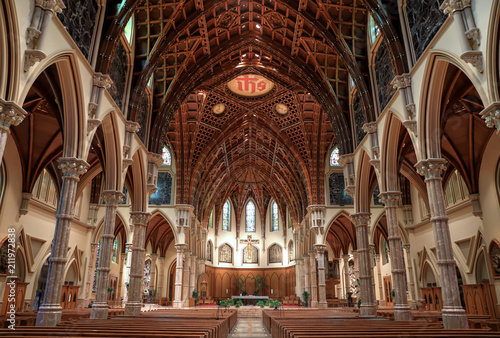 Obraz na płótnie Chicago, Illinois, USA - June 22nd, 2018. The Holy Name Cathedral in Chicago, Illinois. It is the seat of the Archdiocese of Chicago, one of the largest Roman Catholic dioceses in the United States. w salonie