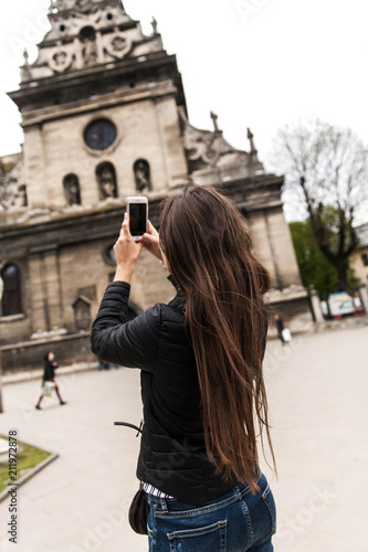 The girl takes pictures of the church