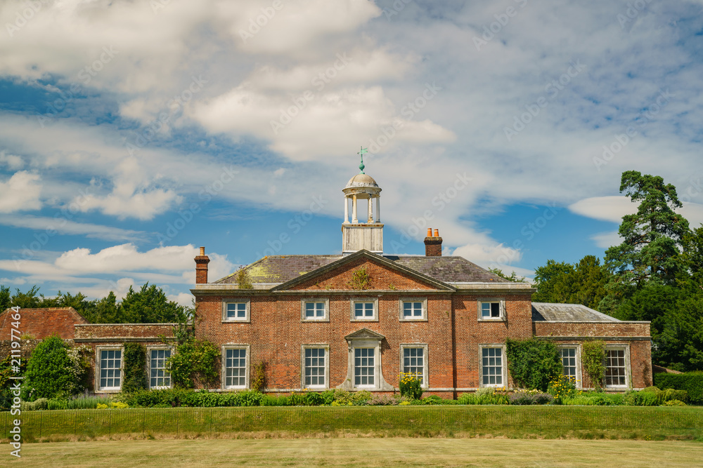 Fototapeta premium Widok zewnętrzny domu i ogrodu Uppark