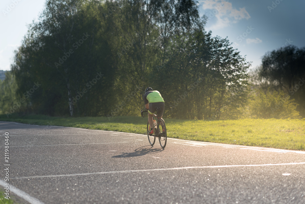 Obraz premium Cyclist riding a bike on a special training bicycle road in Moscow