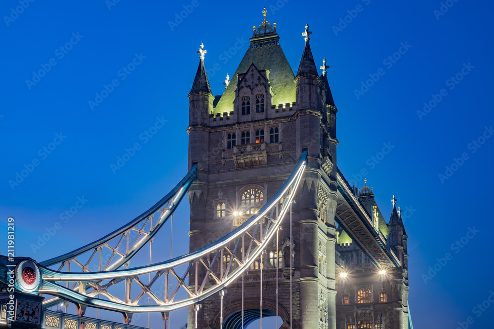 Obraz premium Night view of the historical and beautiful Tower Bridge