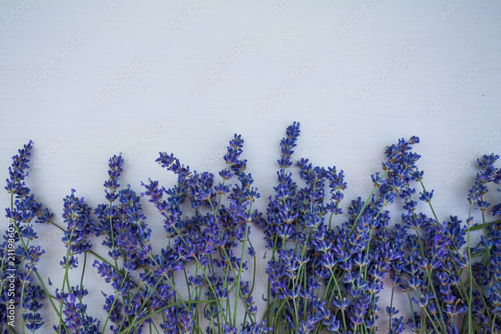 Naklejka premium Świezi lawendowi kwiaty na błękitnej drewno stołu tła bezpłatnej przestrzeni