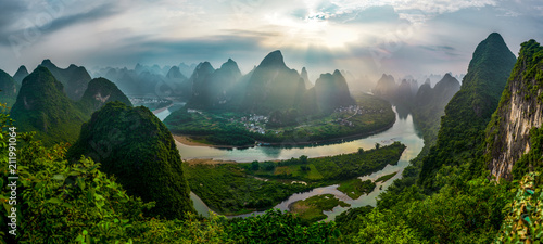 Fototapeta Naklejka Na Ścianę i Meble -  Beautiful Li river sunrise with sun rays, little towns and farmland