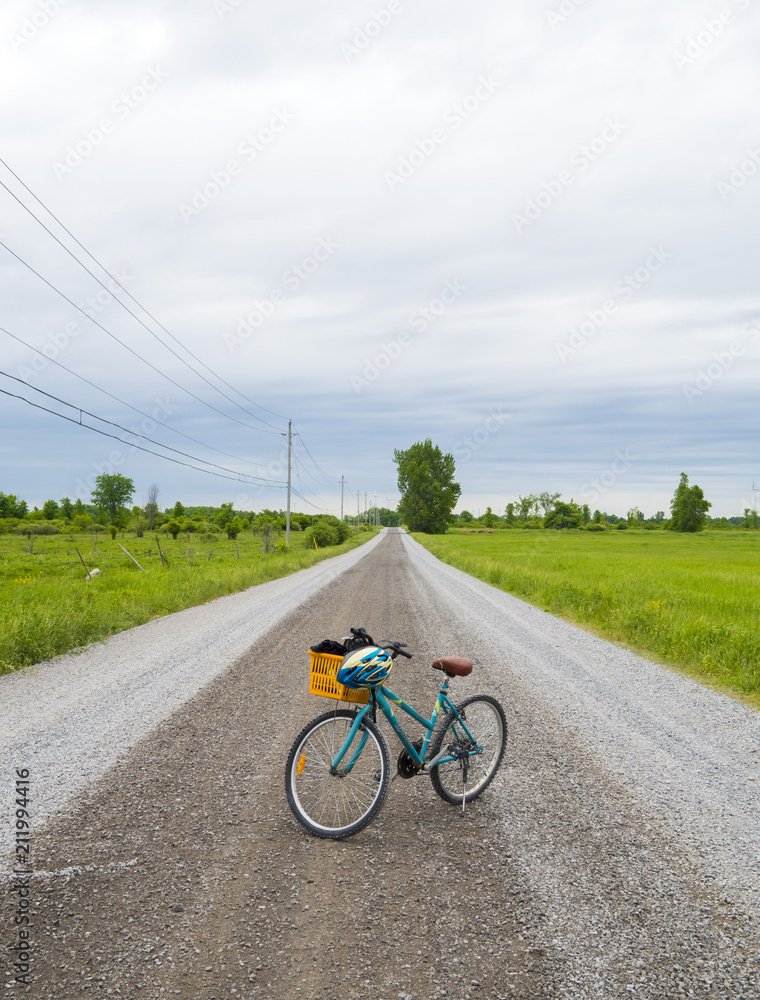 Fototapeta premium Old recreational bike in the middle of a gravel road