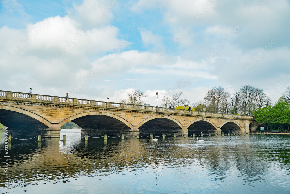 Fototapeta premium Serpentine Bridge in Hyde Park