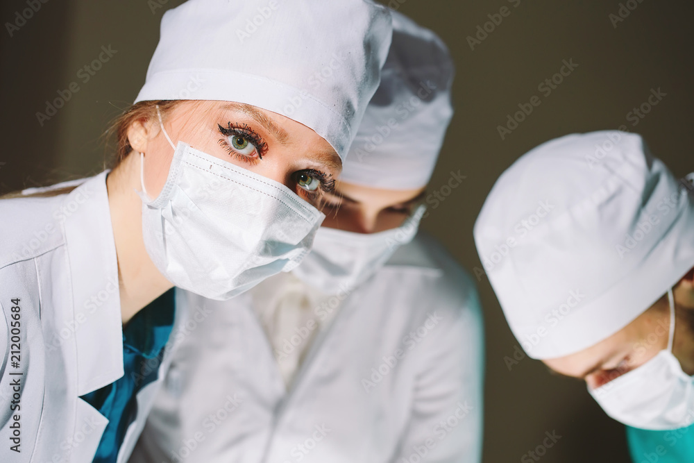 The surgeon makes an operation. The surgeon makes an operation.