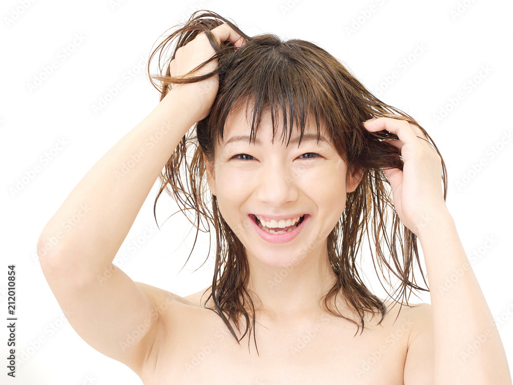 Fototapeta premium 髪を洗う女性