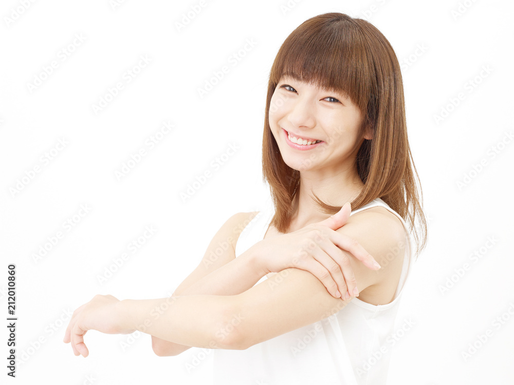 乳液を塗る女性