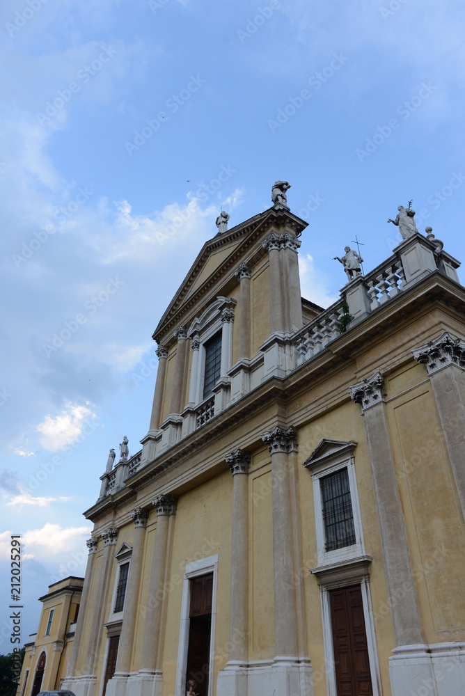 la facciata della cattedrale