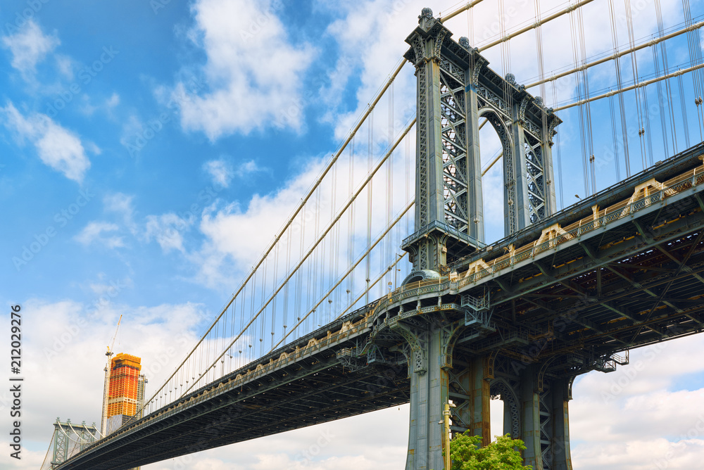 Obraz premium Manhattan Bridge przez East River w Nowym Jorku. USA.