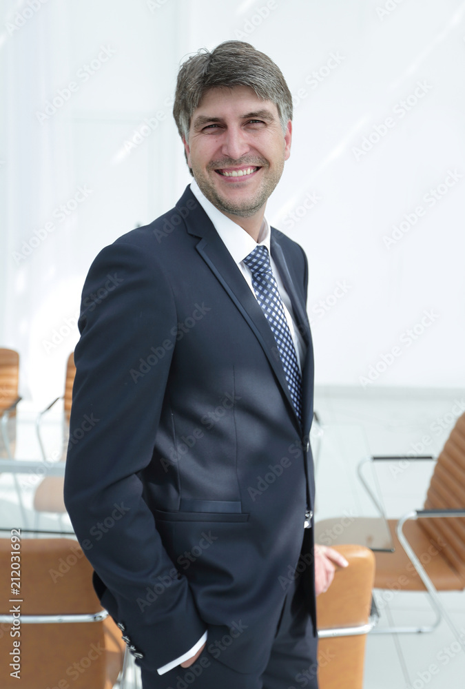 Fototapeta premium businessman on an empty office background