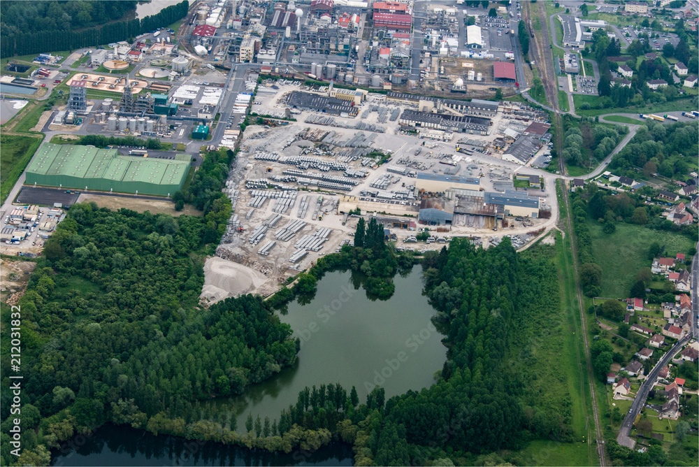 vue aérienne d'une usine à Compiègnes dans l'Oise en France