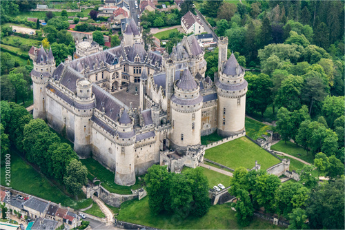 vue aérienne du château de Pierrefonds restauré par Viollet-le-Duc dans l'Oise en France photo