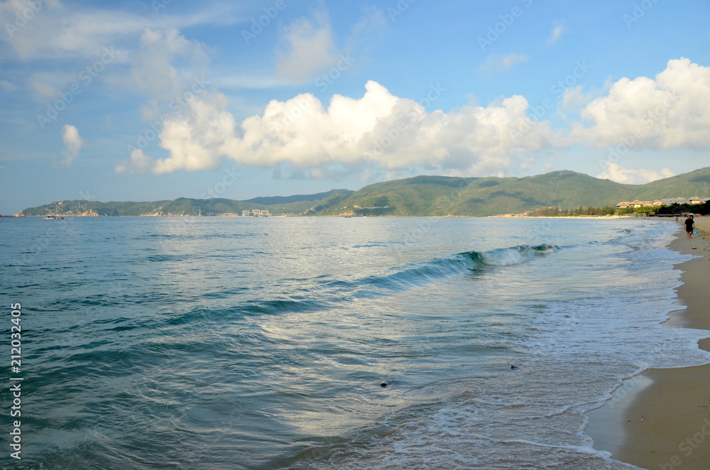 Fototapeta premium Surf on Hainan Island, China, Hainan; Sanya, Yalong Bay, may 2011