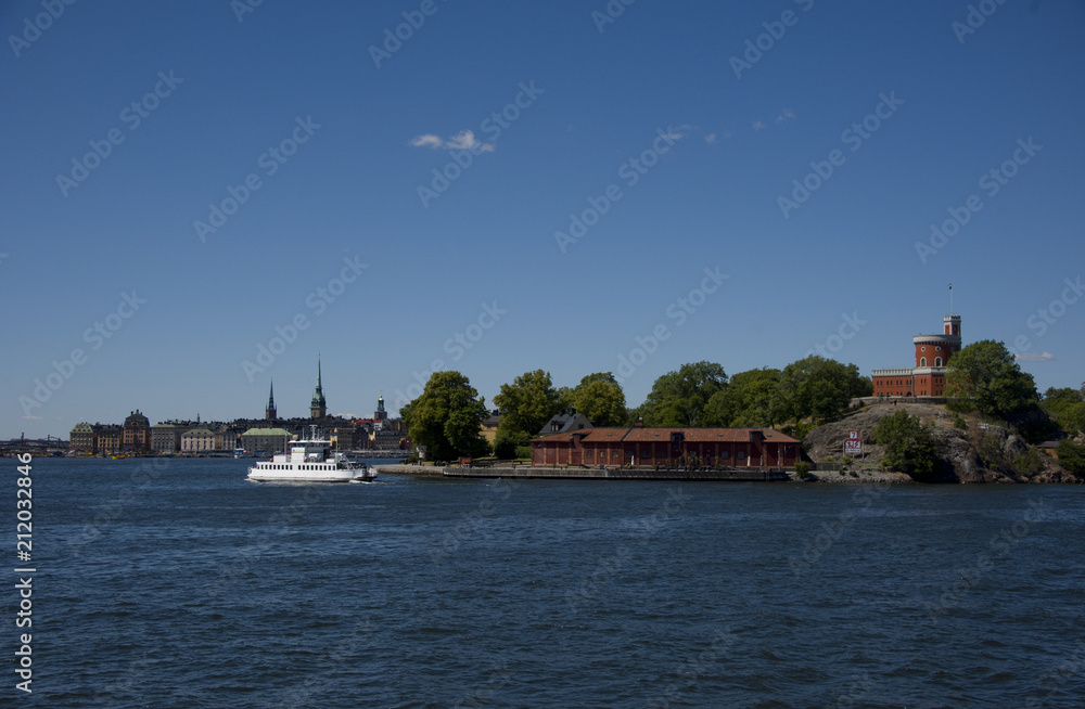 Obraz premium Castle and landmarks at Stockholm waterfront a summer day 
