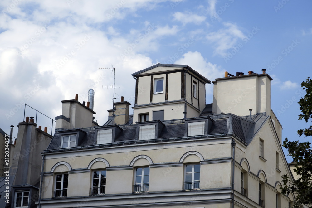 Fototapeta premium Petite maison sur le toit. Immeuble ancien.