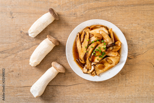 stir-fried king oyster mushroom in oyster sauce photo