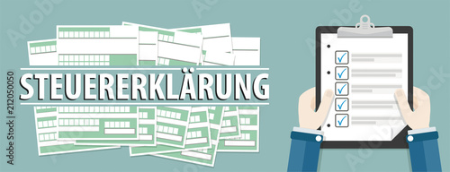 Hände mit einer Checkliste auf einem Papierklemmbrett, daneben Steuerformulare mit dem Wort Steuererklärung