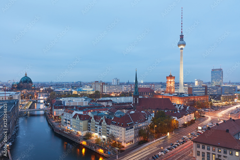Obraz premium Berlin City Skyline abends mit Fernsehturm und Rathaus
