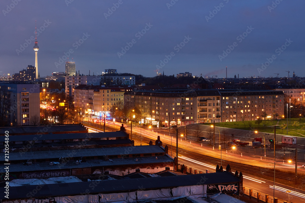 Berlin mit Fernsehturm abends beleuchtet