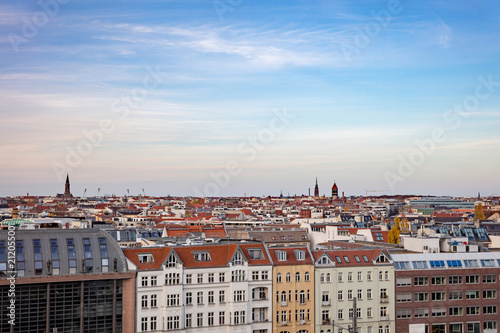 Dächer über Berlin City als Skyline am Tag